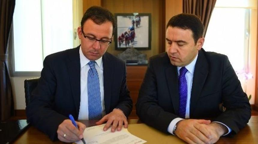 Ağrı&rsquo;ya 10 Adet Halı Saha Yapılacak