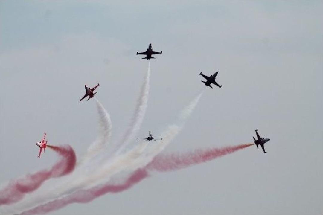 T&uuml;rk Yıldızları&rsquo;ndan Nefes Kesen G&ouml;steri