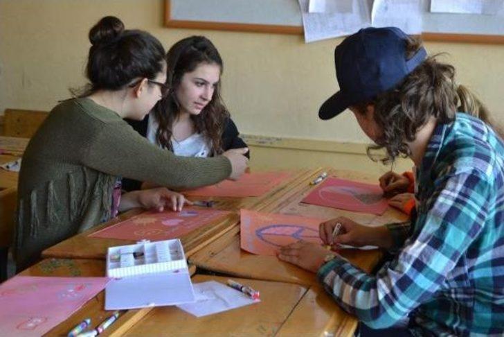 Avustralyalı Türk Asıllı Bakan'dan Okul Ziyareti