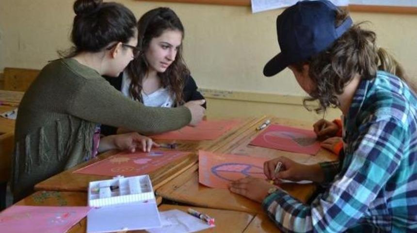 Avustralyalı T&uuml;rk Asıllı Bakan'dan Okul Ziyareti
