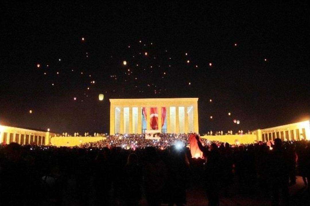 Anıtkabir &ldquo;1915&rdquo; Dilek Feneri İle Aydınlandı