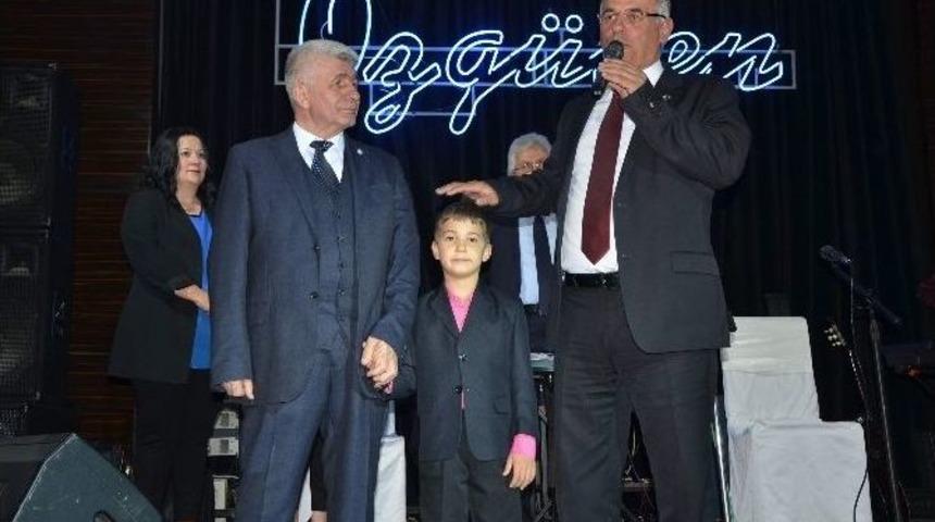 Bayrağı &Ouml;pen &Ccedil;ocuk: &ldquo;bayrağımızı Yakmayalım, &Ouml;pelim&rdquo;