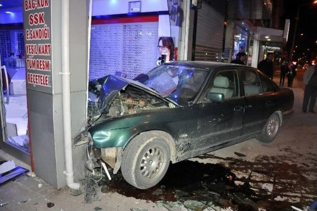 Otomobil G&ouml;zl&uuml;k&ccedil;&uuml; D&uuml;kkanına Girdi: 1 Yaralı