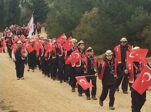 İzciler Çanakkale Şehitlerinin İzinde Yürüdü