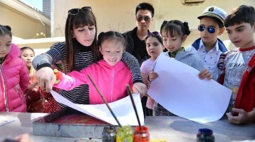 &Ccedil;inli Ve Azeri &Ccedil;ocuklara Beyoğlu&rsquo;nda Workshop Eğlencesi