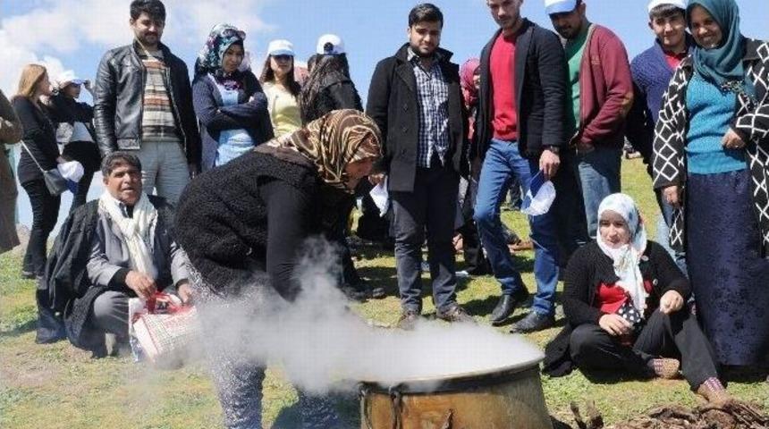 &Uuml;niversiteliler Oylum K&ouml;y&uuml;nde Lebeniye G&uuml;n&uuml;nde