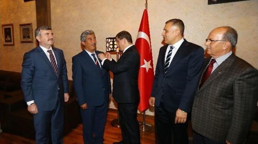 Ak&ouml;ren Belediye Başkanına Rozetini Başbakan Taktı