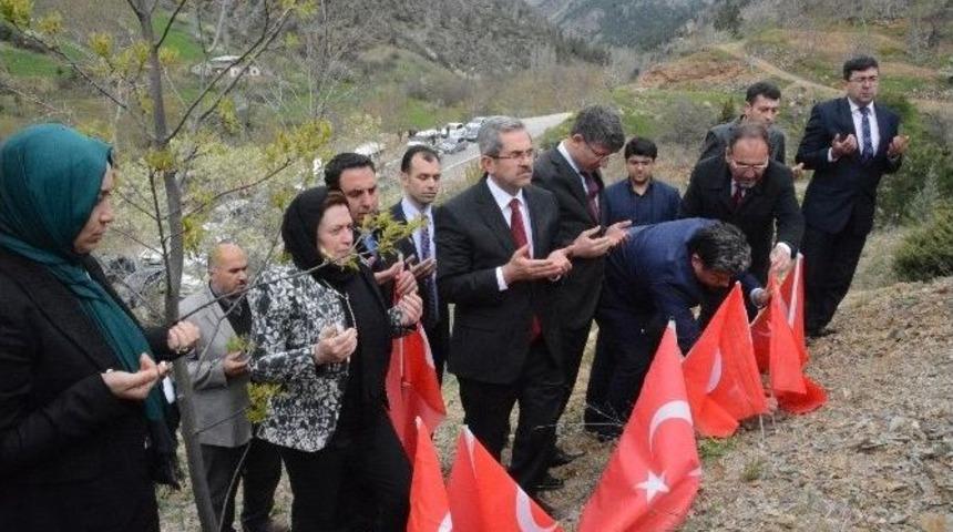 Ak Partili Adaylar, Ermenilerin Katlettiği 80 Şehidi Mezarları Başında Andı