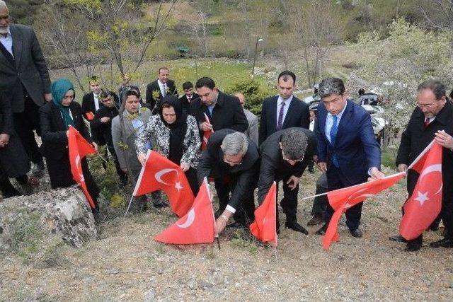 Ak Partili Adaylar, Ermenilerin Katlettiği 80 Şehidi Mezarları Başında Andı