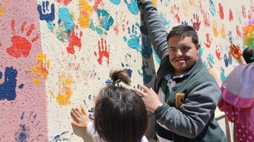 Down Sendromlu &Ccedil;ocuklar Bayram Sevincini Yaşadı