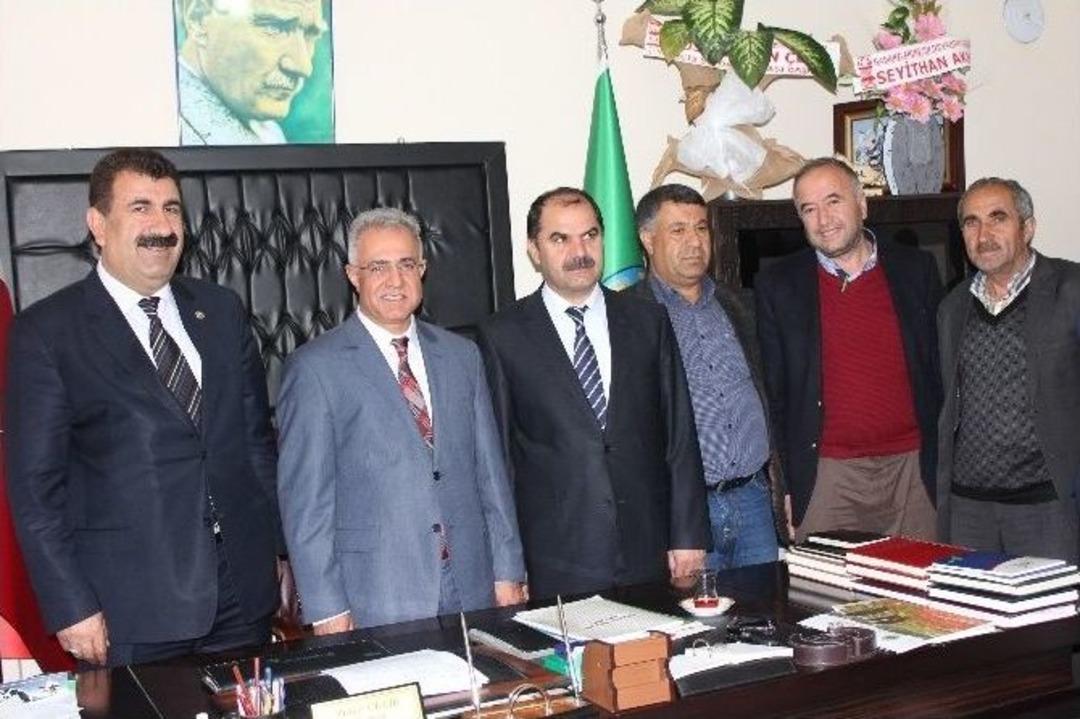 Ak Parti Van Milletvekili Adayı Prof. Dr. &Ouml;mer &Ccedil;aha, Erciş&rsquo;teki &Ccedil;alışmalarına Aralıksız Devam Ediyor