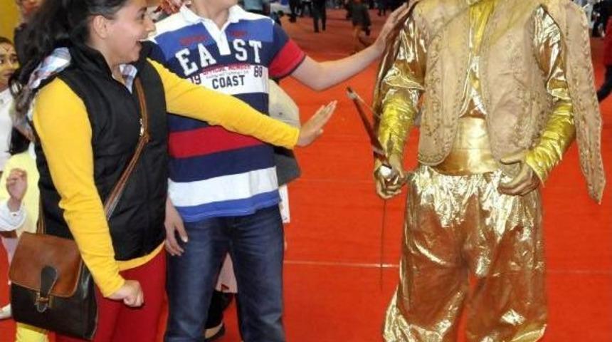 Canlı Heykel Hem Korkuttu Hem Eğlendirdi