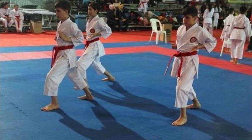 &Ccedil;ocuk Karate Turnuvası Kata M&uuml;sabakalarıyla Başladı