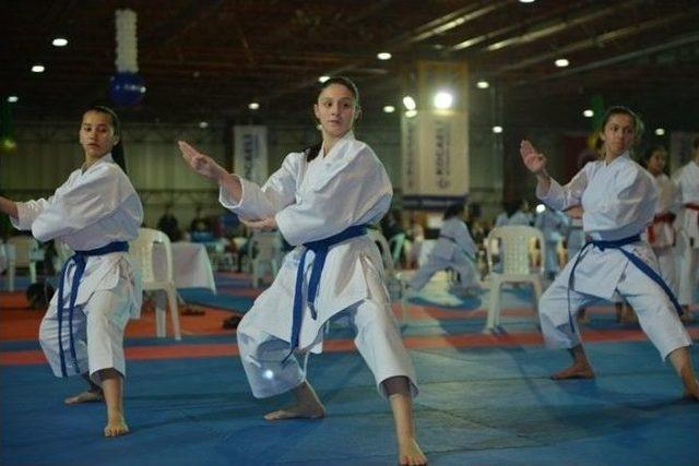 Çocuk Karate Turnuvası Kata Müsabakalarıyla Başladı