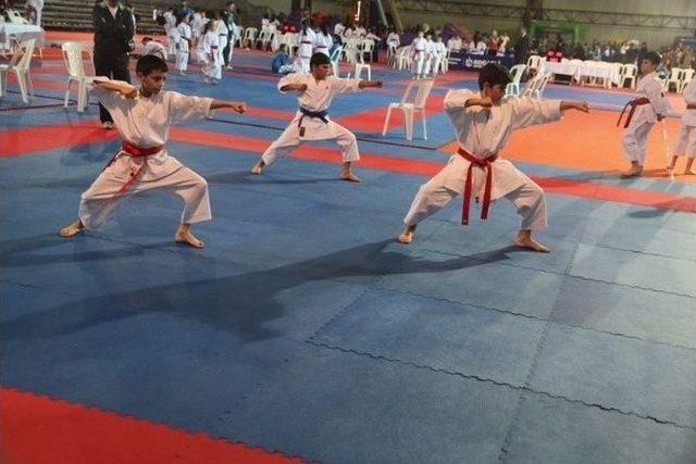 Çocuk Karate Turnuvası Kata Müsabakalarıyla Başladı