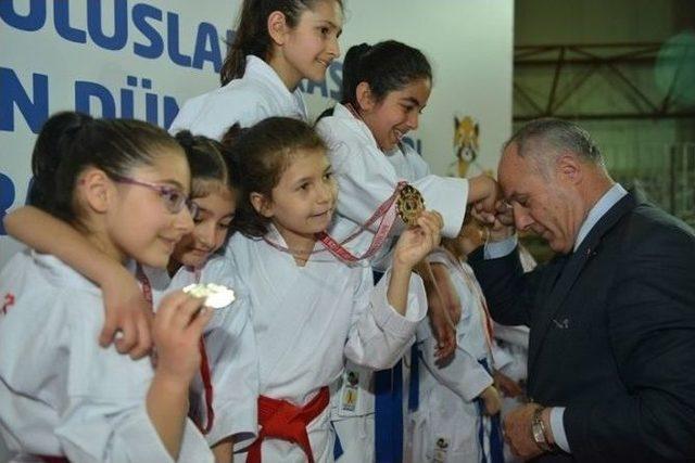 Çocuk Karate Turnuvası Kata Müsabakalarıyla Başladı