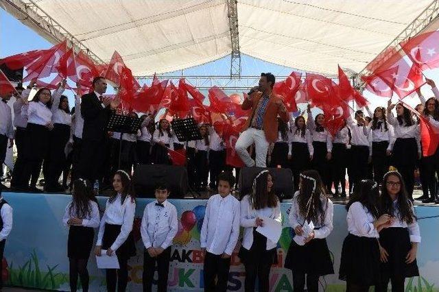 Uşak’ta Örnek Çocuk Festivali’ne Görkemli Açılış