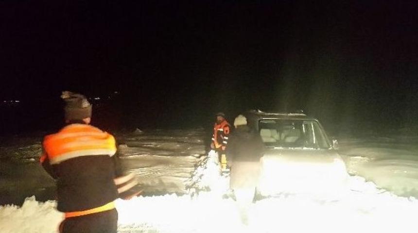 Dağda Mahsur Kalan 2 Kişi, 6.5 Saatlik &Ccedil;alışmayla Kurtarıldı