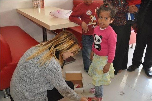 Yırtık Ayakkabıyla Törene Katılan Minik Tuğçe’ye Kaymakam Soytürk Sahip Çıktı