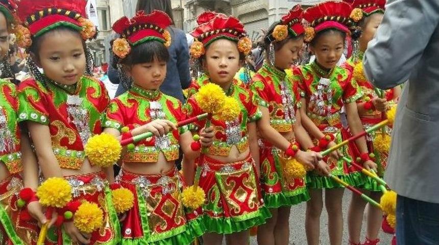 D&uuml;nya &Ccedil;ocukları İstiklal&rsquo;den Ge&ccedil;ti