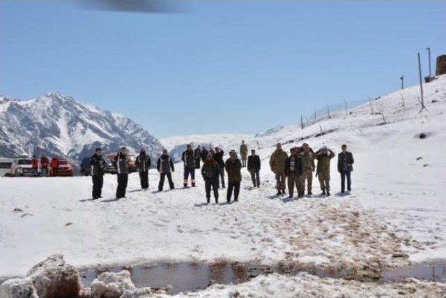 Bezirgan Yaylası'nda Kardan, Koyunlarıyla Mahsur Kalan 9 Çobana Helikopterle Ulaşıldı