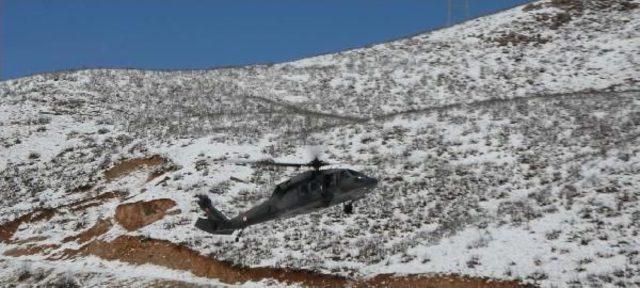 Bezirgan Yaylası'nda Kardan, Koyunlarıyla Mahsur Kalan 9 Çobana Helikopterle Ulaşıldı