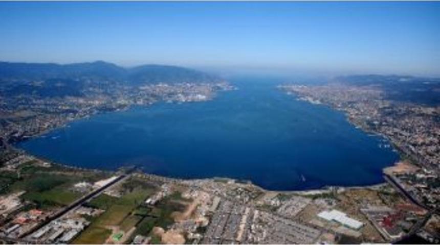 K&ouml;rfez&rsquo;deki Renk Değişimi Kirlilik Değil, İklimin Etkisi