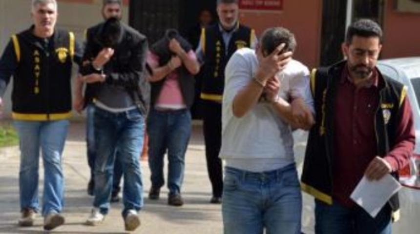 Polise Kadın Pazarlayınca Yakalandılar