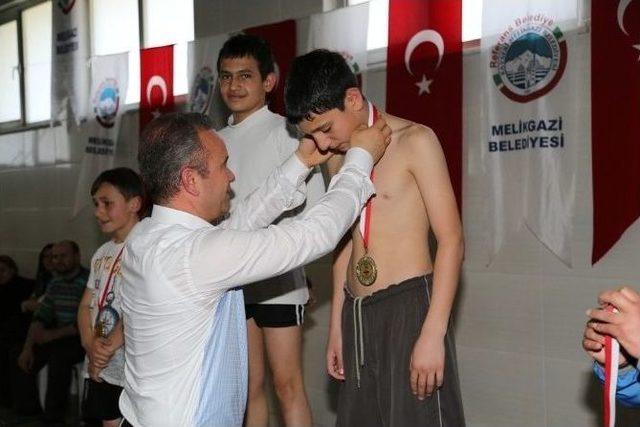 Danışmentgazi Sosyal Ve Spor Tesisleri’nde Yüzme Yarışması