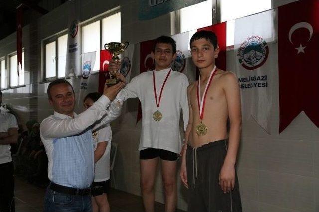 Danışmentgazi Sosyal Ve Spor Tesisleri’nde Yüzme Yarışması