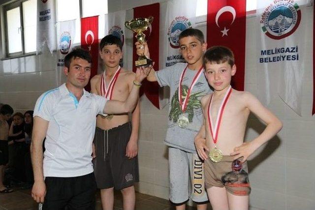 Danışmentgazi Sosyal Ve Spor Tesisleri’nde Yüzme Yarışması