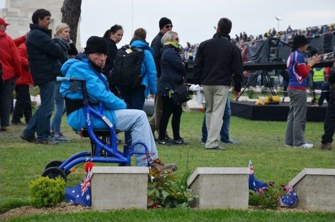 Avustralyalılar Dedelerinin Mezarında