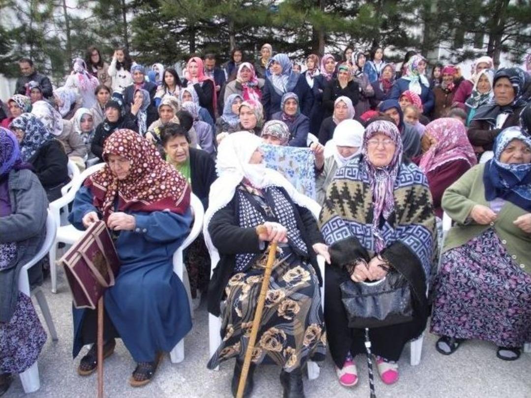 &Ouml;ğrenciler &Ccedil;ocuk Bayramını Yaşlılarla Kutladı