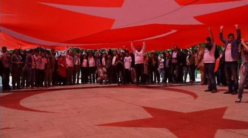 Ak Gen&ccedil;lik&rsquo;ten Bayrak Y&uuml;r&uuml;y&uuml;ş&uuml;