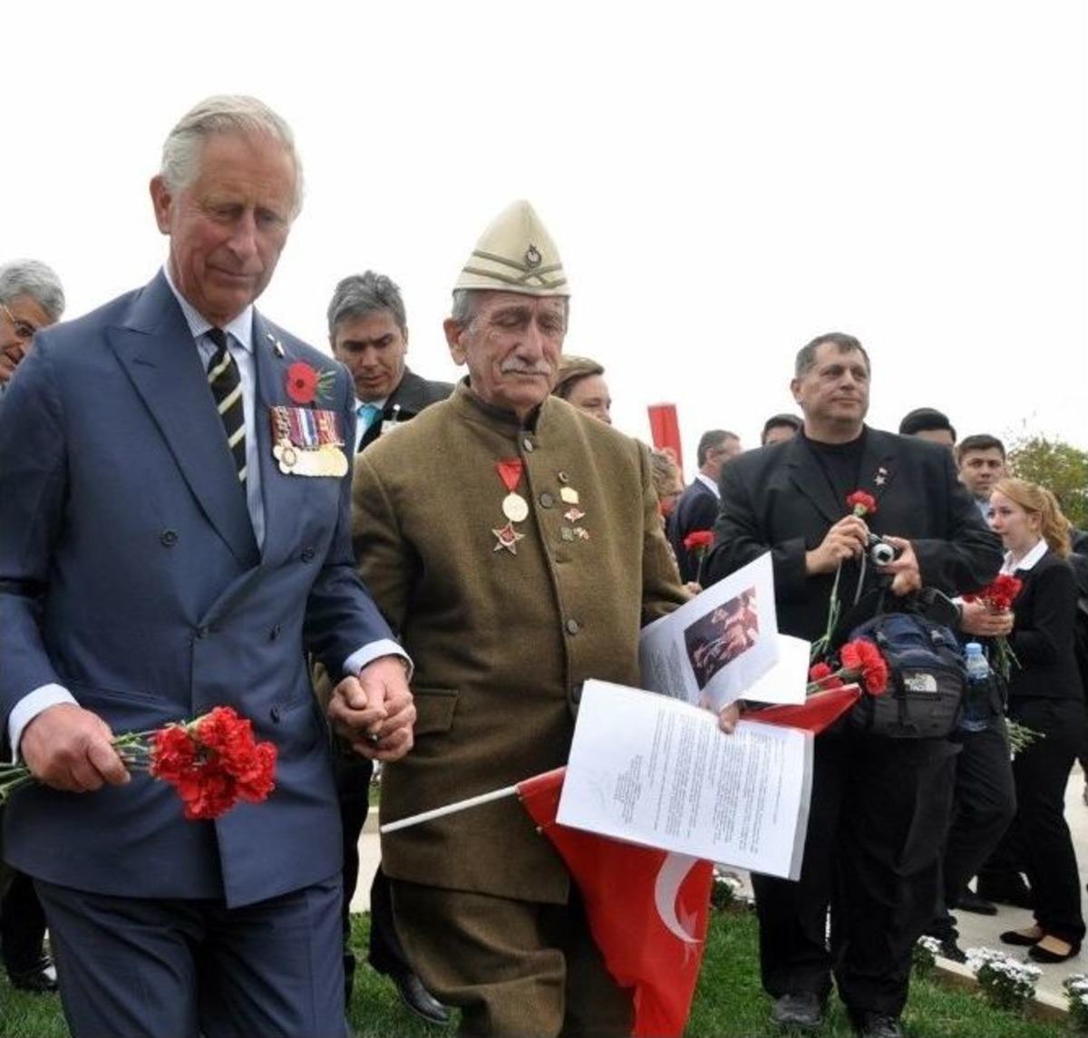 Prens Charles, D&uuml;nyanın En Yaşlı &Ccedil;anakkale Gazisinin Heykeline Karanfil Bıraktı