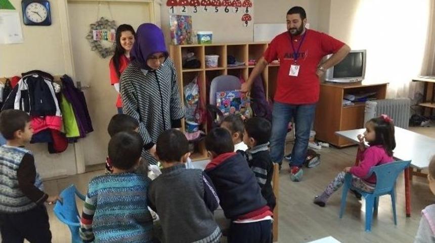 Miniklerin Dilekleri &Uuml;niversitelileri Duygulandırdı