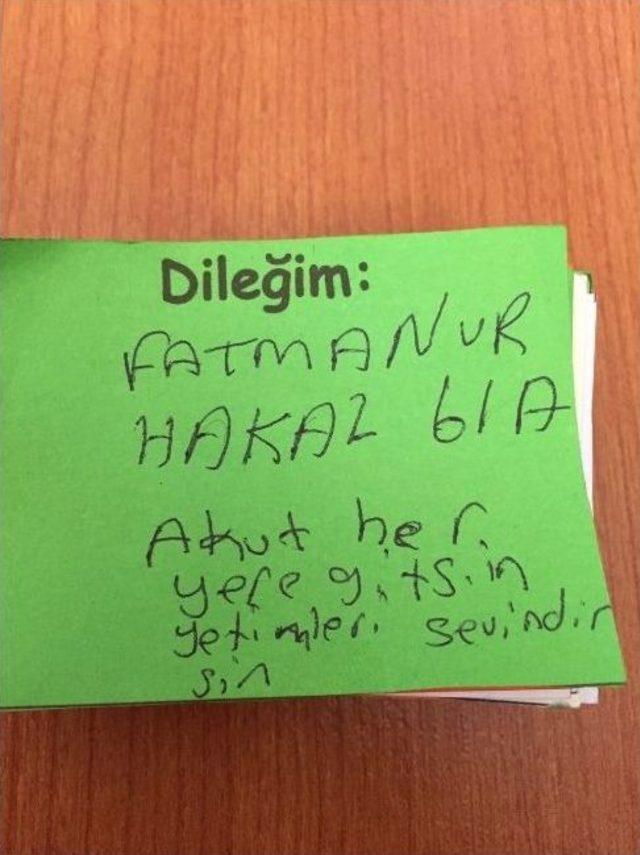 Miniklerin Dilekleri Üniversitelileri Duygulandırdı