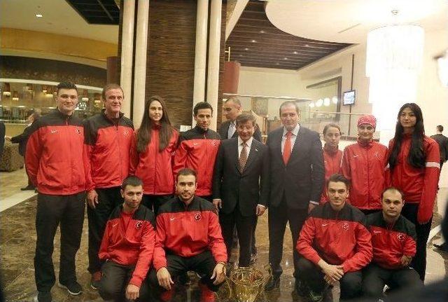 Başbakan Davutoğlu, Tekvandocularla Bir Araya Geldi