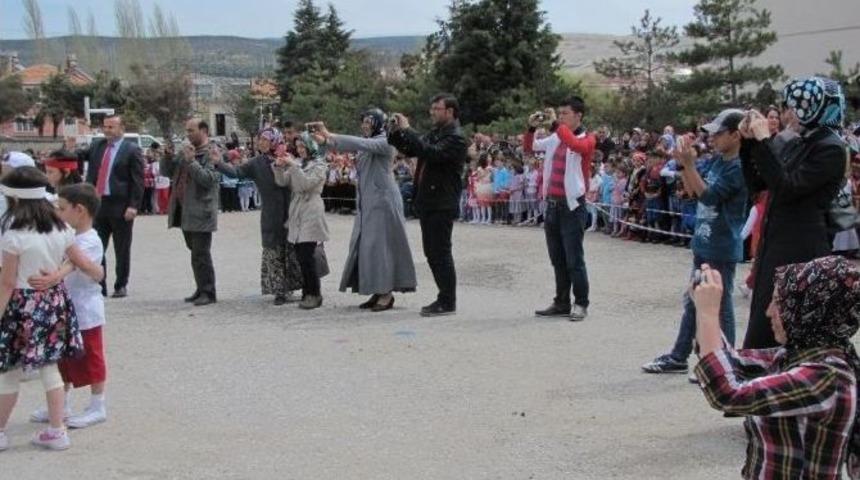 &Ouml;ğrenci Velilerinin Bayram Fotoğrafı &Ccedil;ekme Telaşı Seyircileri Kızdırdı