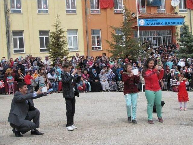 Öğrenci Velilerinin Bayram Fotoğrafı Çekme Telaşı Seyircileri Kızdırdı