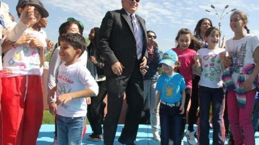 D&uuml;nya &Ccedil;ocukları İzmit Sekapark'ta Eğlendi