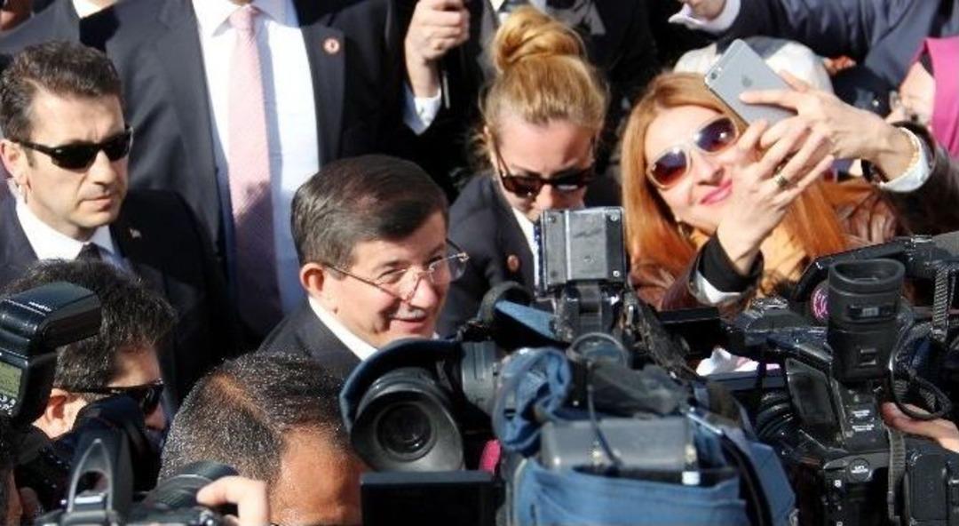 Başbakan Davutoğlu, Vatandaşlarla Selfie &Ccedil;ekildi