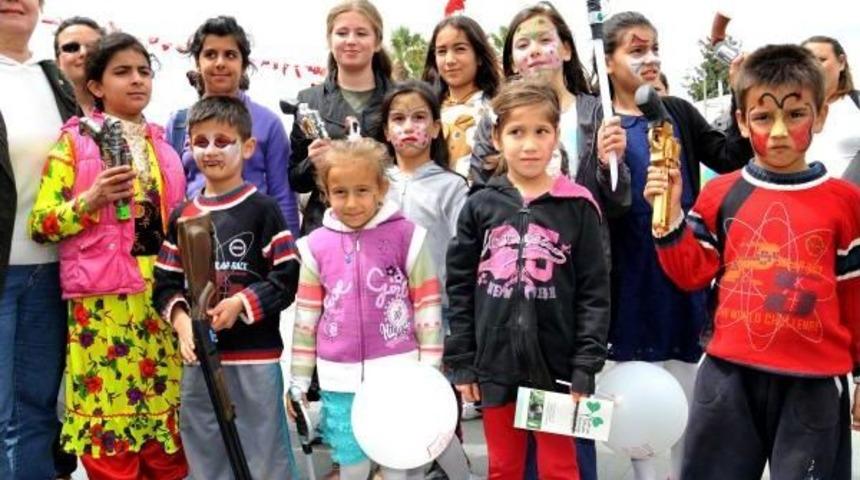 Oyuncak Silahını Bırakan &Ccedil;ocuklara Kitap Hediye