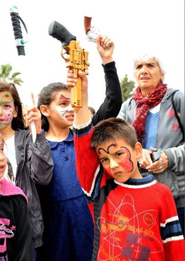 Oyuncak Silahını Bırakan &Ccedil;ocuklara Kitap Hediye 1