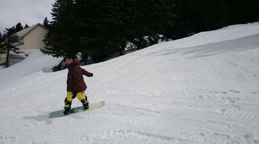 Uludağ&rsquo;da Kar Yağışı Tatilcilerin Y&uuml;z&uuml;n&uuml; G&uuml;ld&uuml;rd&uuml;