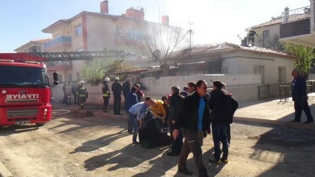 Erzincan&rsquo;da Evin &Ccedil;atısı Yandı