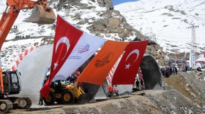 Giresun&rsquo;Da Inşaatı Devam Eden Eğribel T&uuml;neli&rsquo;Nin Sembolik Temeli Atıldı