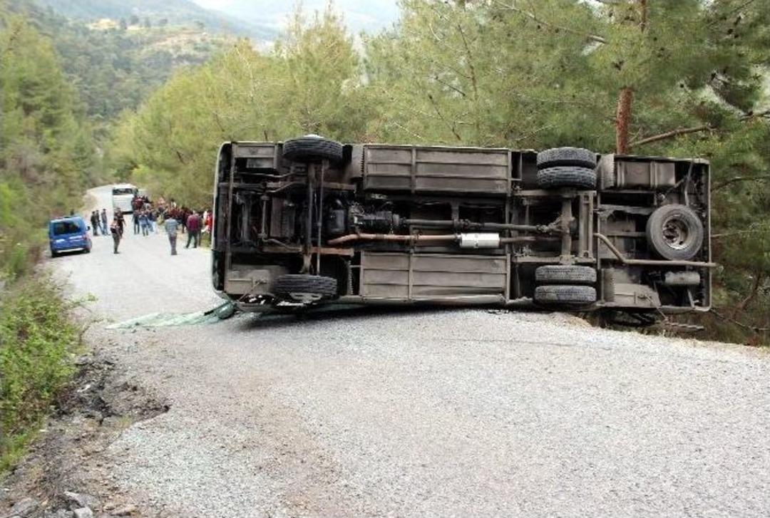 Aydın&rsquo;da Trafik Kazası, Midib&uuml;sten &Ccedil;ıkanlar Yaşadıklarına İnanamadı