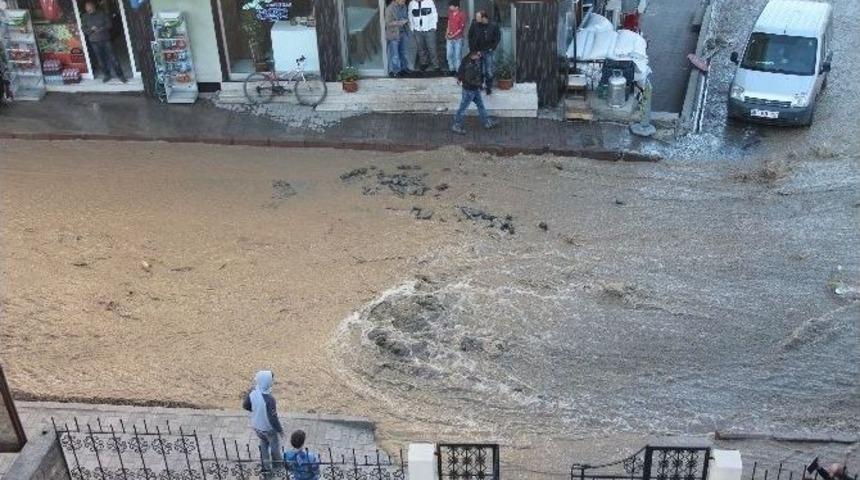 Ana Su Borusu Patladı, Caddeyi Su Bastı