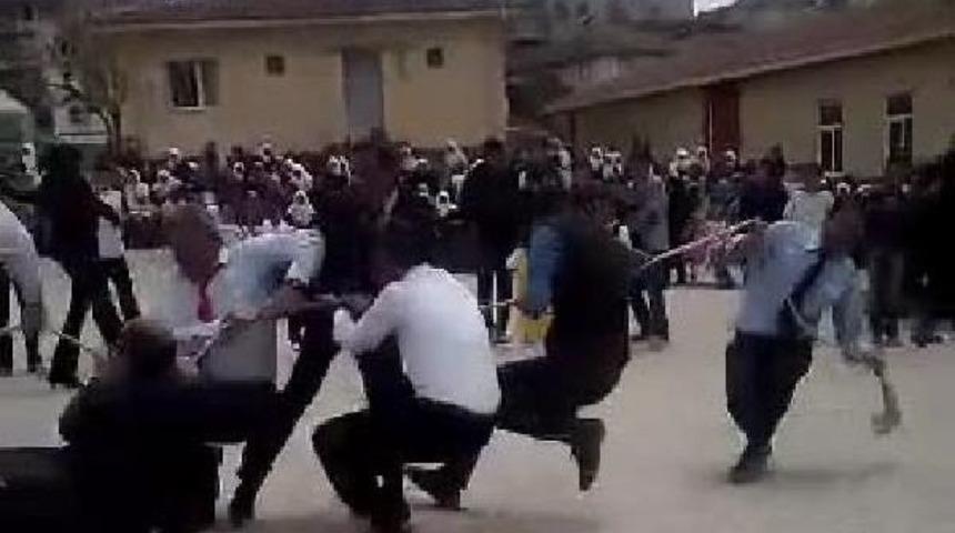 Halat &Ccedil;ekme Yarışmasında Ip Koptu, &Ouml;ğretmenler Yere Yığıldı